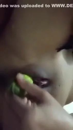 Desi Bhabhi Mast Chut Me Kheera Lete Hue