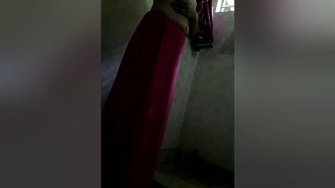 Today Exclusive- Desi Bhabhi Record Her Bathing Video For Lover