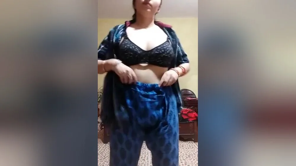 Sexy Paki Girl Shows Her Boobs 1