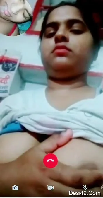Today Exclusive- Sexy Desi Girl Showing Her Boobs On Video Call