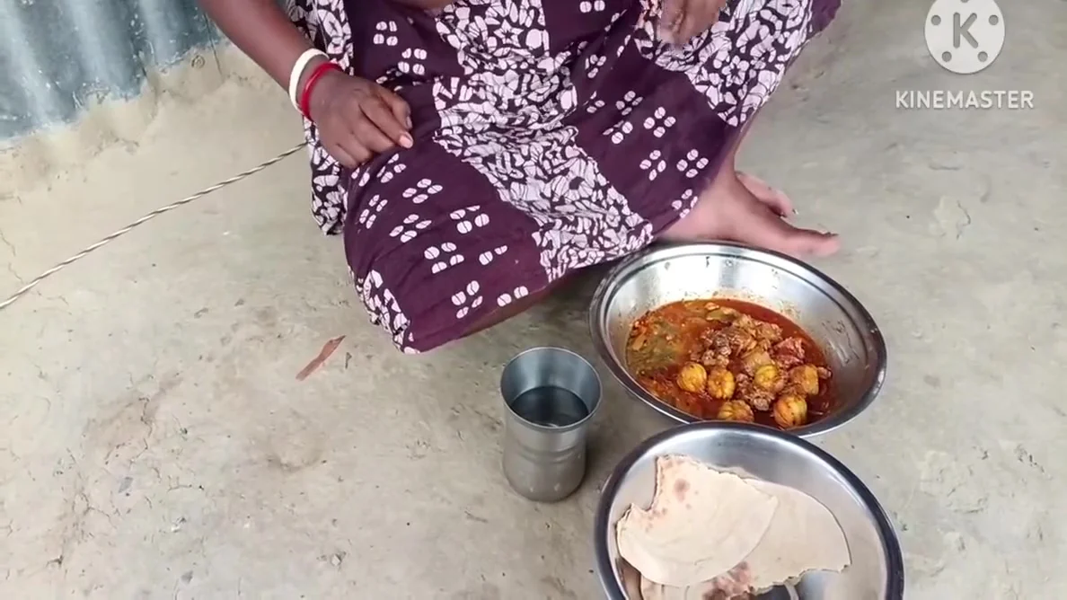 Desi Bhabhi Ne Chicken Ke Sath Roti Khaya Aur Masti Ki