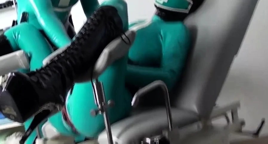 amateur lustywench fingering herself on live webcam