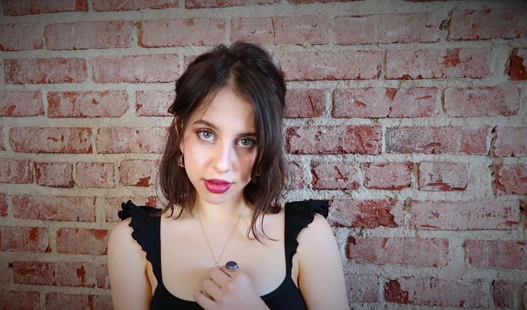 Amateur webcam babe showing her sexual goods