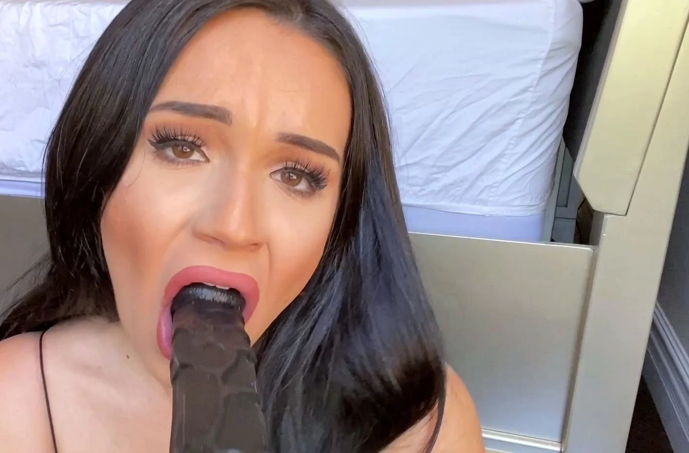 Amateur brunette chick toying her ass and pussy on webcam