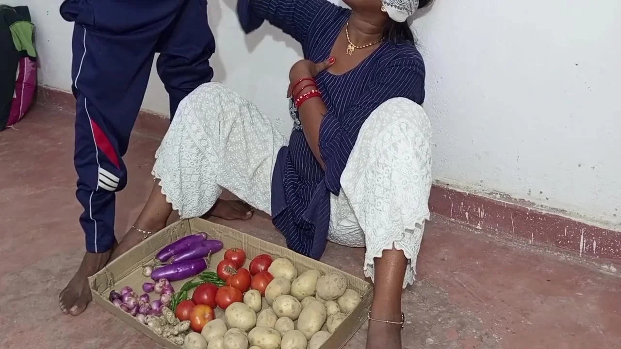 Sabji Bechne Aayi Jawan Ladki Ko Pese Ka Lalch Dekar Choda, Saf Hindi Aawaj Me - Topxxxporn