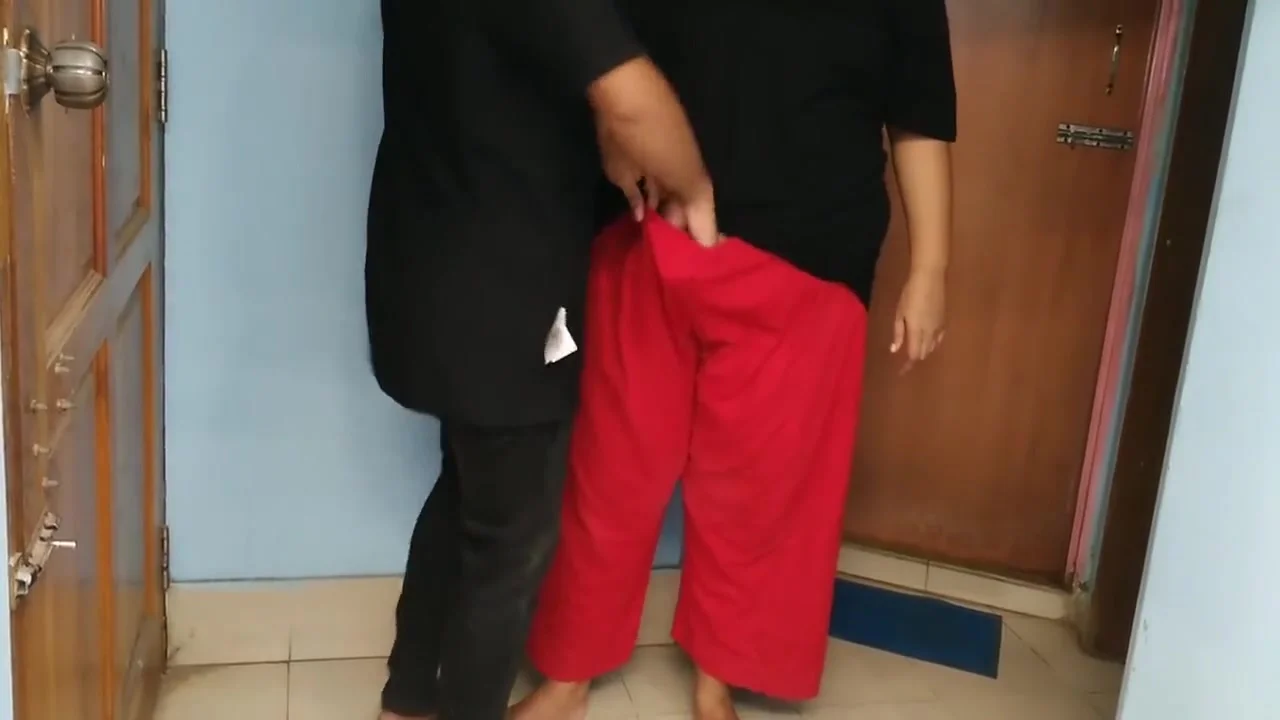 Indian Hot Neighbor Aunty Secretly Entered Her Room - Watch Till The End