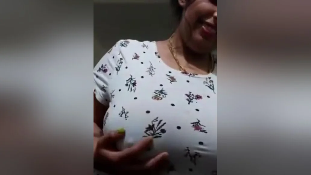 Sexy Bbw Bhabhi Shows Her Boobs