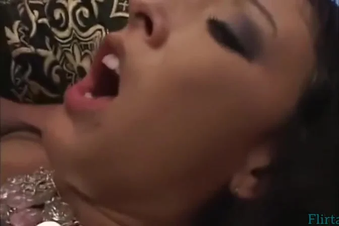 Foriegner Ladke Ne Bhabhi Ko Sofe Lita Kar Choda