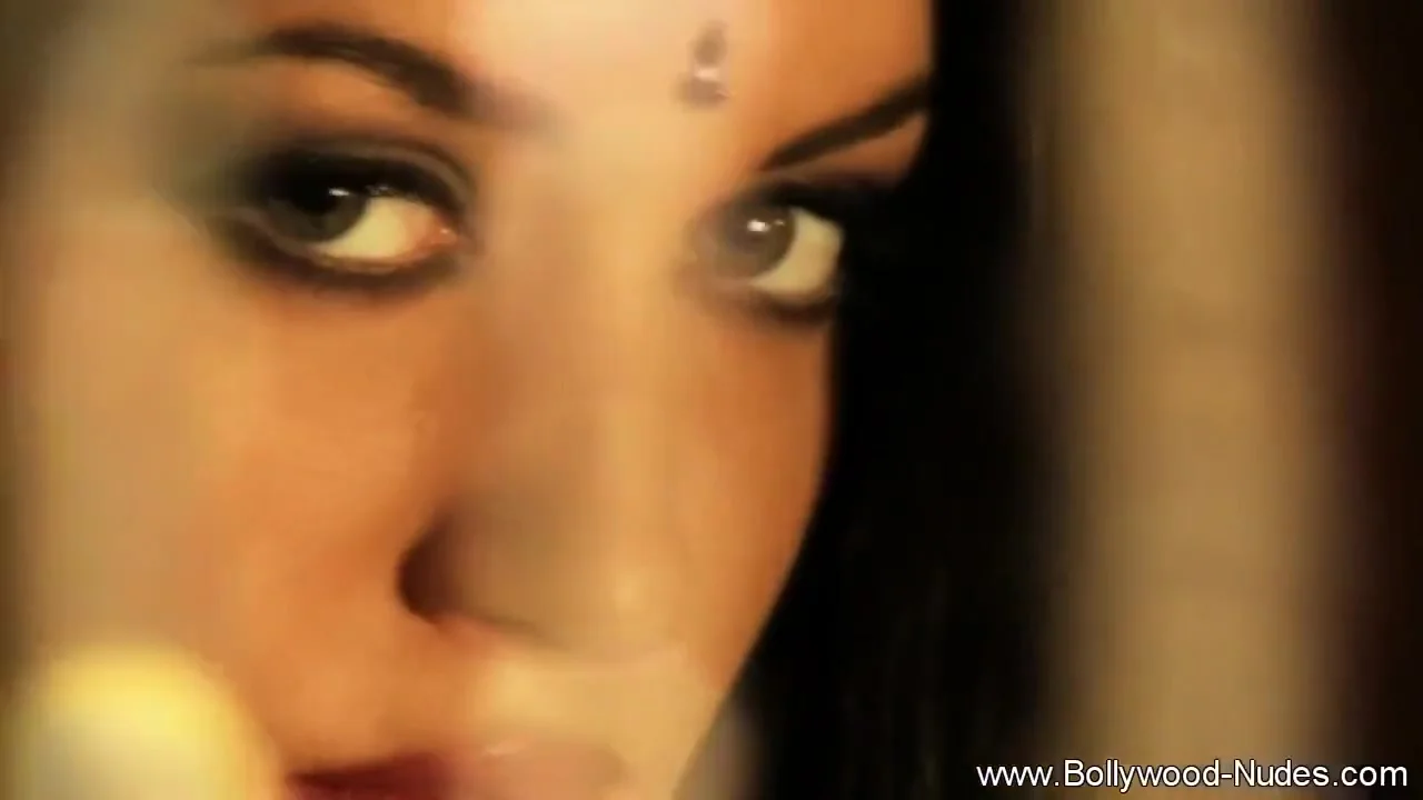 An Arousing Moves From Indian Milf While Dancing Gracefully