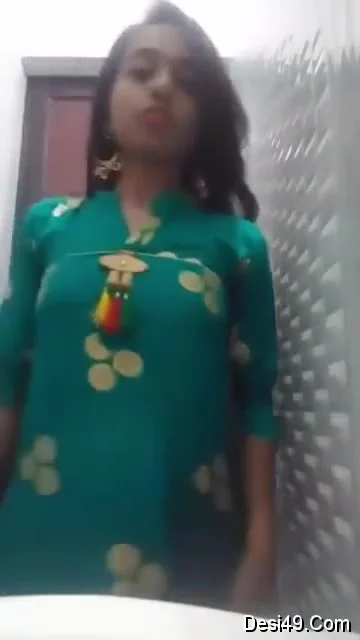 Exclusive- Desi Girl Mansi Showing Her Boobs