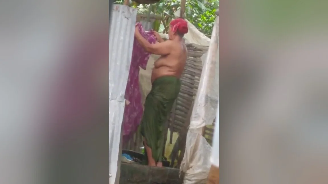 Today Exclusive- Desi Aunty Out Door Bathing 1