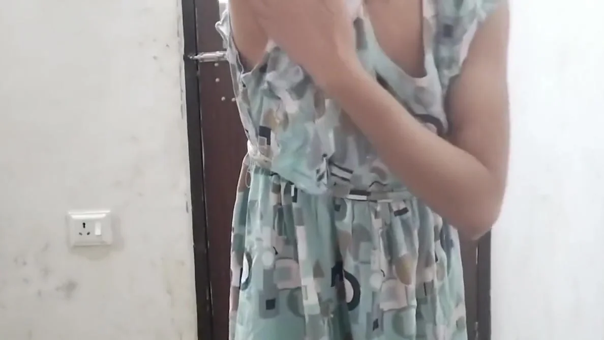 Desi Aunty Ko Saman Dene Ke Bahane Pel Diya Hai