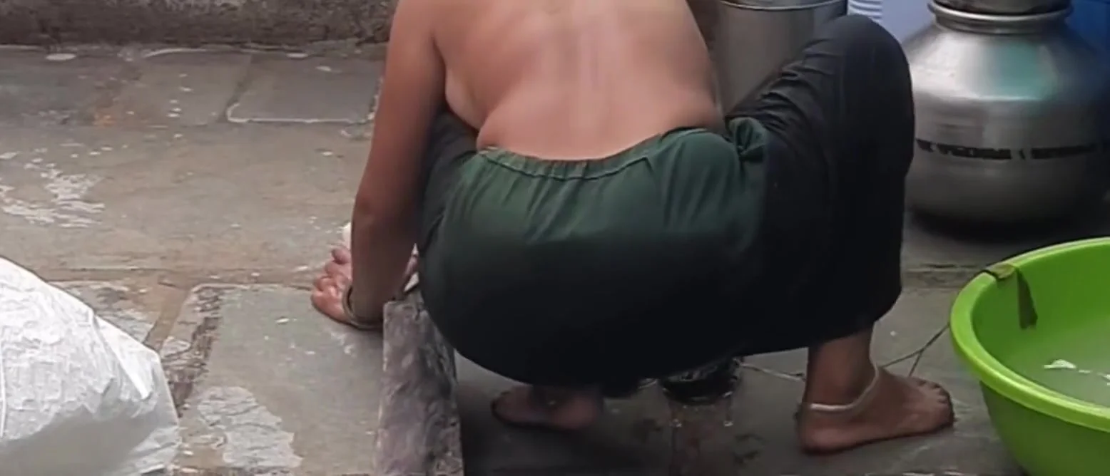 Beautiful Maid Hot Skinny Waist Ali Asked That I Started Bathing In The Open Courtyard Of My House, I Secretly Took A Look