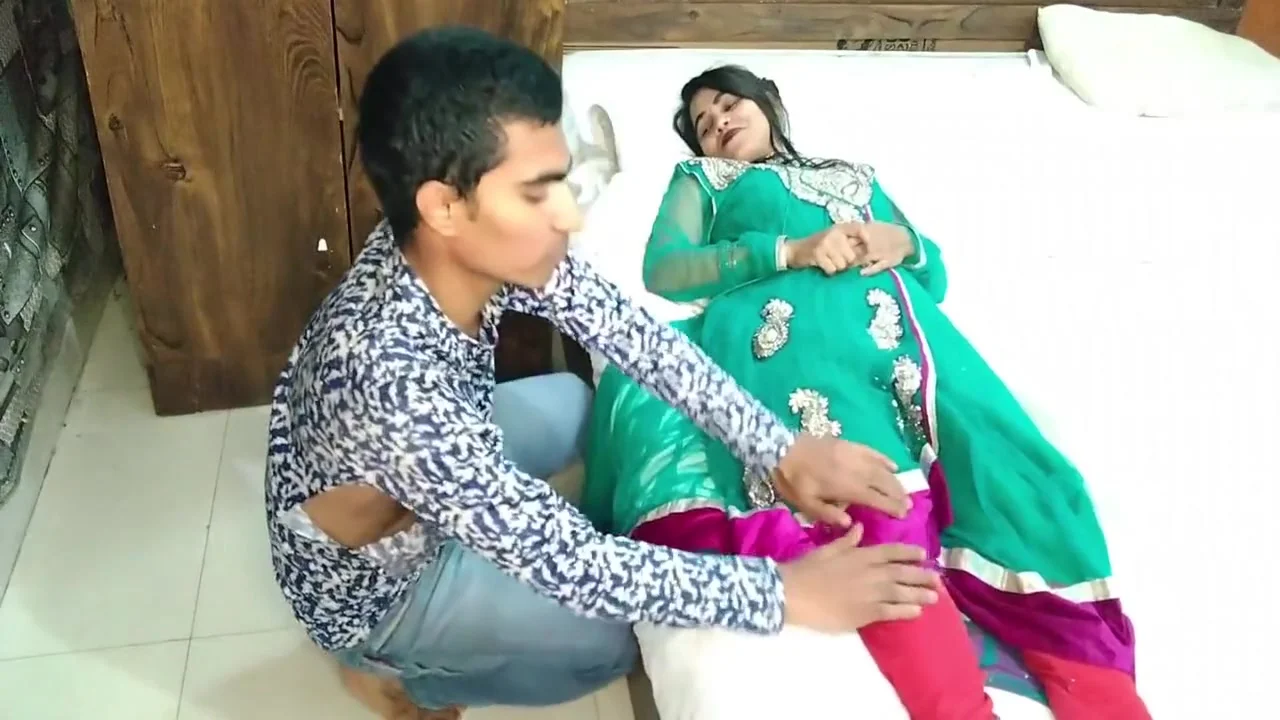 Naukar Malkin Ke Uper Chad Gya Aur Pel Diya