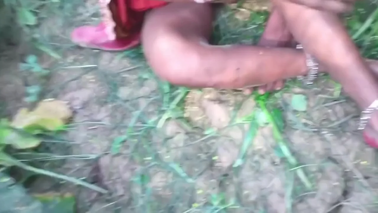 Makan Malik Jab Ghar Ke Naukrani Ko Jungle Me Lejake Hard Sex Kar Rahe The Tab Malikin Ne Dono Ko Pakra Chudai Karte Huye Tab K