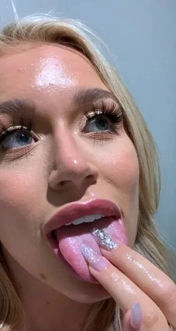 amateur blonde solo webcam