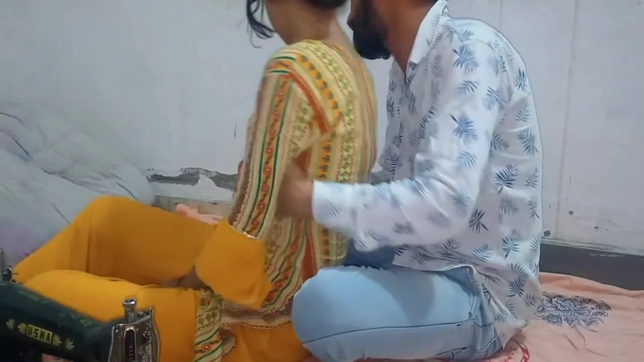 Desi Indian Bhabhi Ko Darji Ne Lund Daal Khub Choda And Facial On Her Mouth ( Hindi Audio )