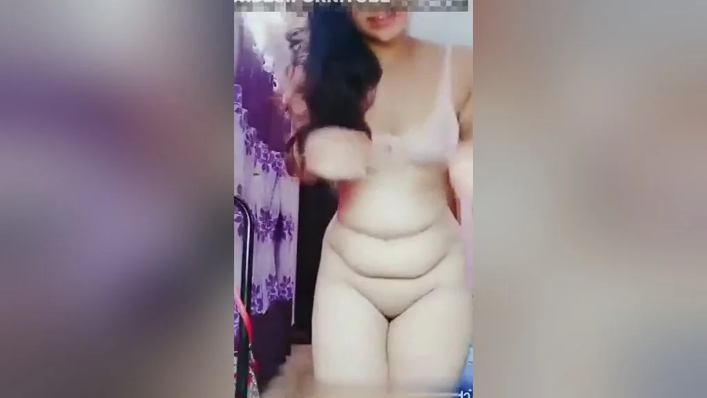 Sexy Indian Girl Showing Her Big Ass And Pussy