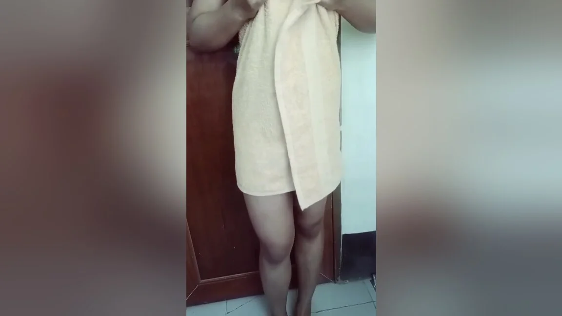 Beautiful Girl Bathroom Goes And Fucked With A Cheek Inside The Pussy