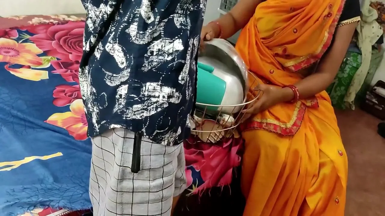 Bartan Bechne Wali Bhabhi Fucked For Exrta Income With Costumer