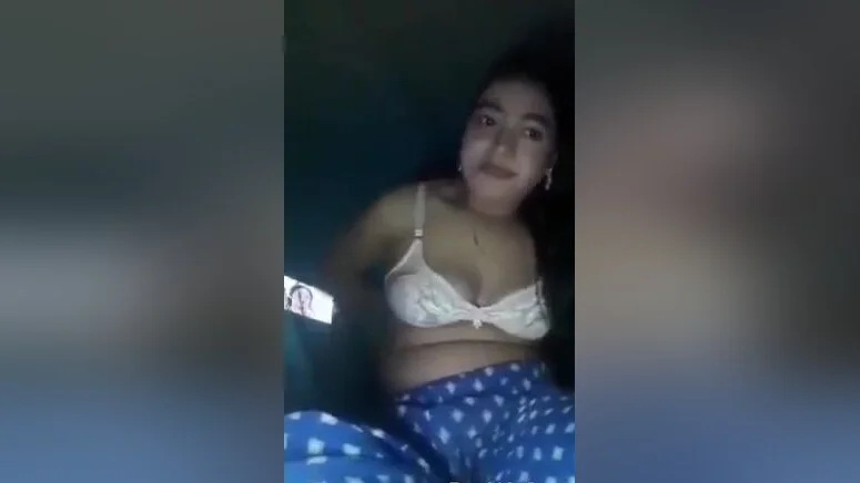 Sexy Desi Girl Shows Her Boobs And Pussy