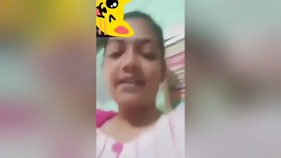 Today Exclusive -hot Desi Girl Shows Her Boobs