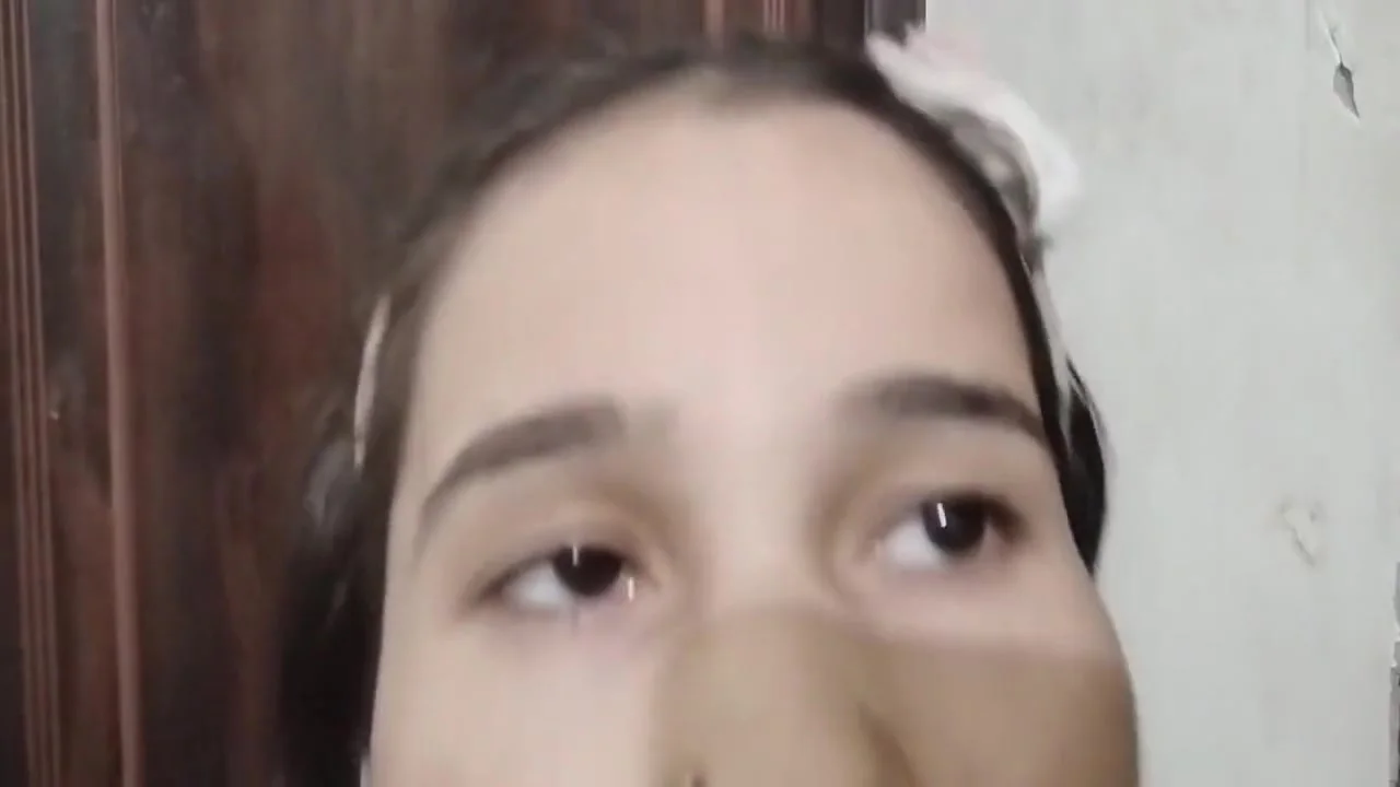 Li Ya In Ko Kapde Badalte Dekh