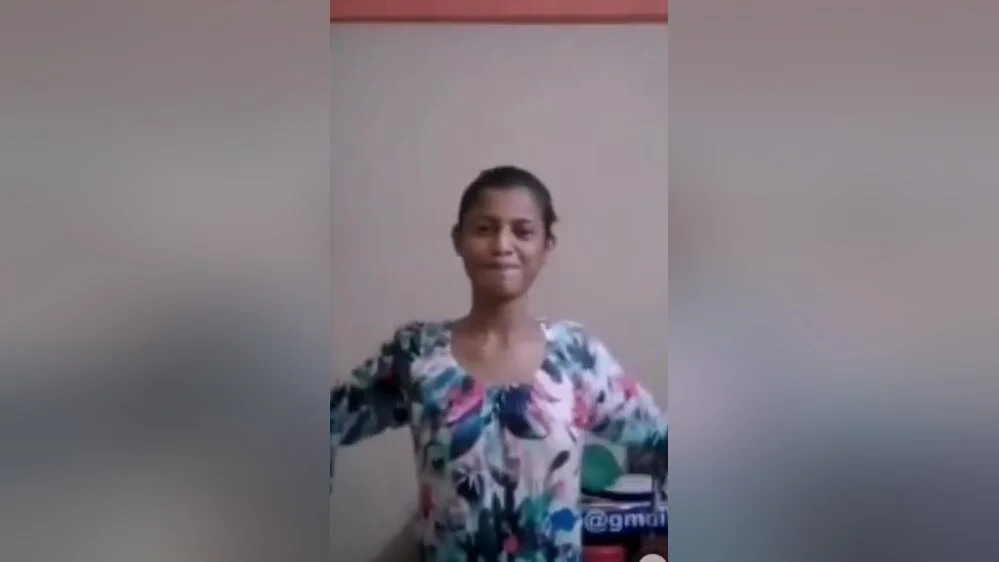 Cute Lankan Girl Shows Her Boobs