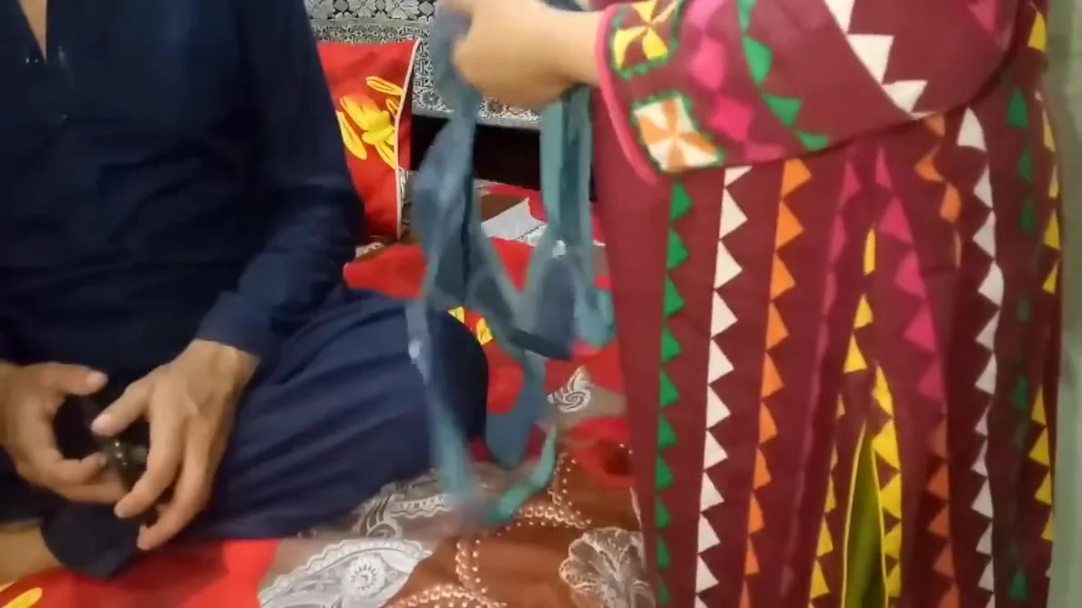 Li Ya - Bhari Baji Na Apne Chotay Ko Bar Chori Karnay Ka Bad Rangay Hathoun Pakar Clear Urdu Voice