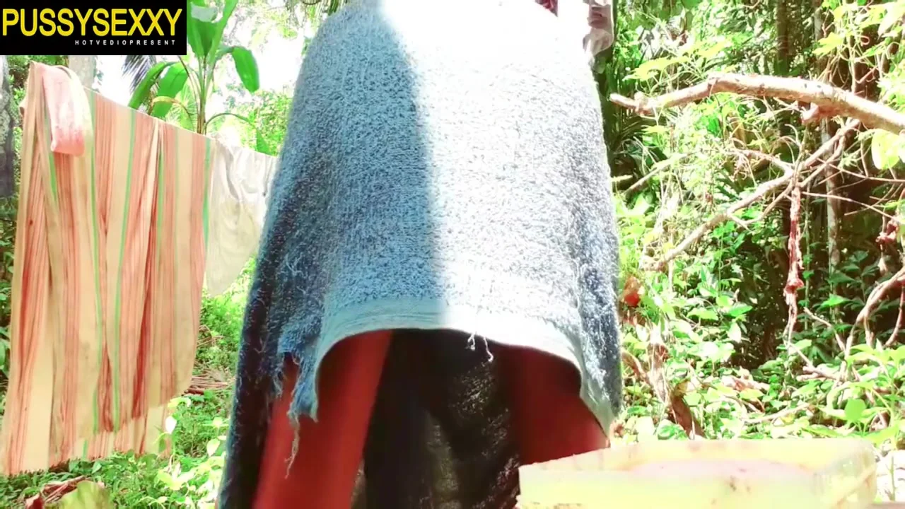 Outdoor Sex චුටි නංගි එලියෙ නාන ගමන් තුවාය කඩලා මුනට චු දැම්මා With Sri Lankan