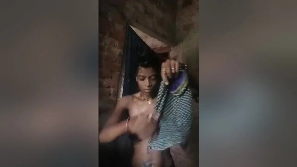 Today Exclusive- Village Bhabhi Wearing Cloths After Bathing