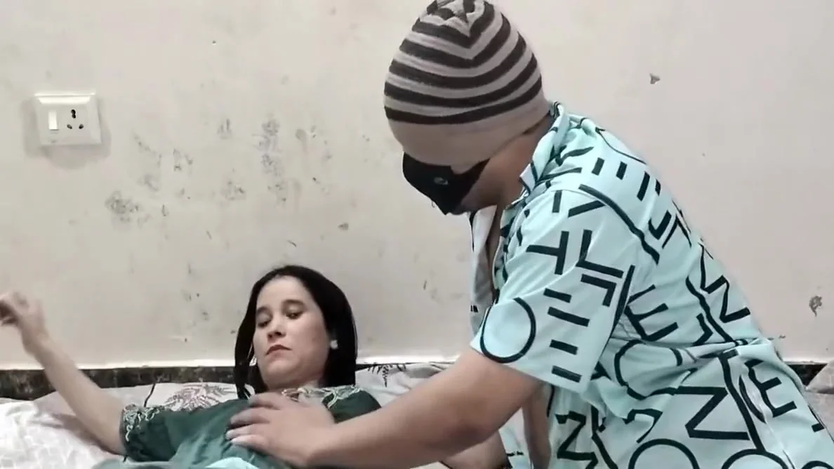 Desi Aunty Ko Saman Dene Ke Bahane Pel Diya