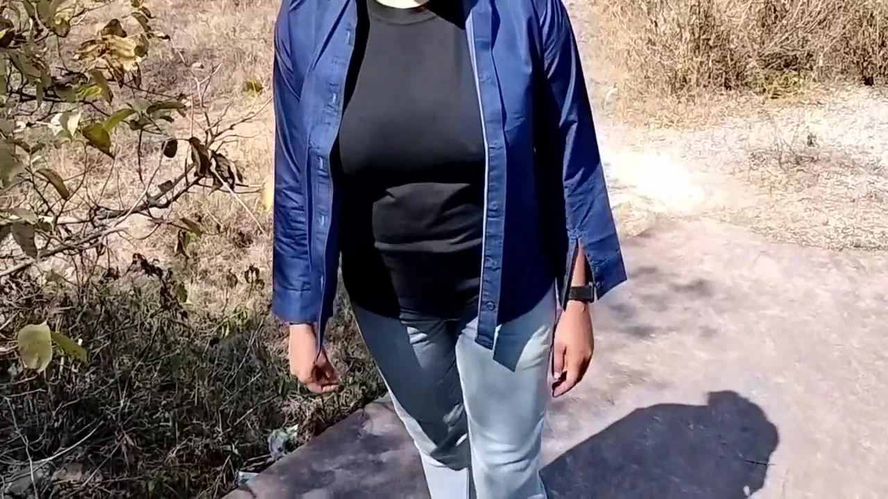 Jungle Me Pee Kar Rhi Ladki Ko Oyo Room Par Ghodi Banaya Desi Hindi Aawaj Me