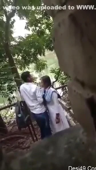 Today Exclusive- Desi Clg Lover Outdoor Romance And Sex Capture By