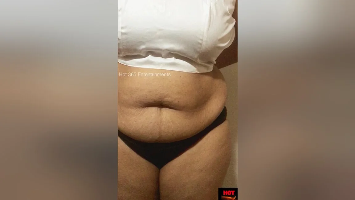 Sexy Indian Step sister In Law Shows Her Juicy Navel Button With Tamil Actress