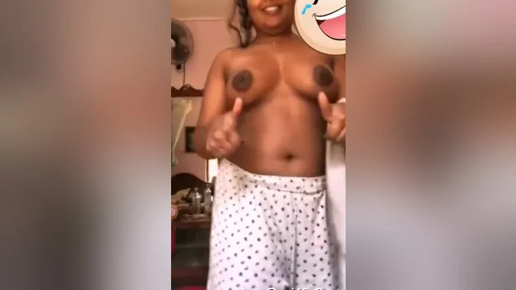 Today Exclusive- Lankan Girl Showing Boobs