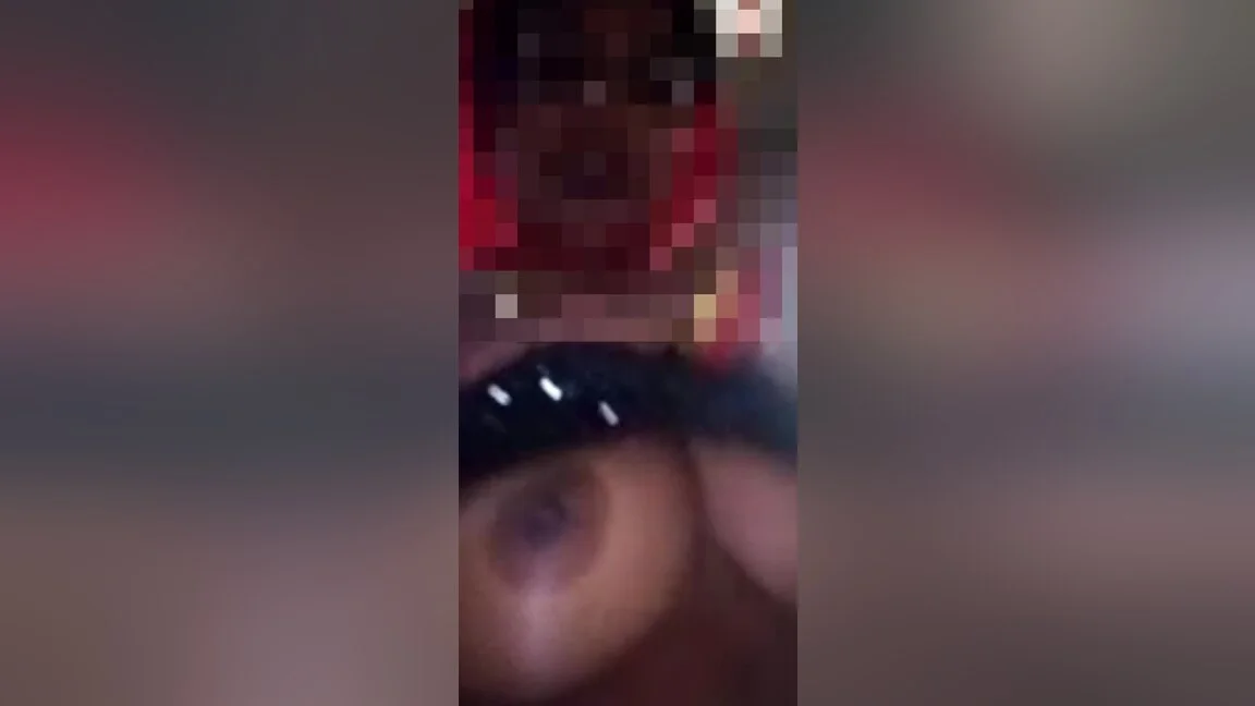 Desi Village Ki Bhabhi Apne Lover Ko Video Call Pe Gand Aur Chut Dikha