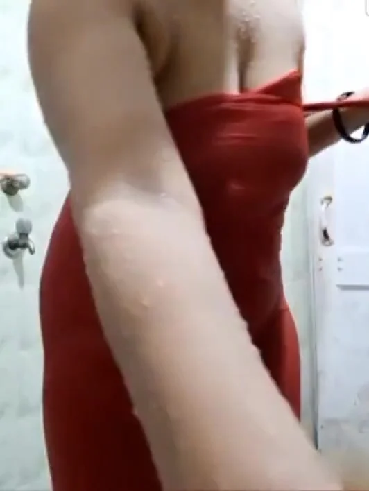 Desi Bhabi Bathroom Dance..in