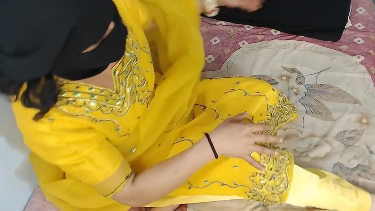 Hot Indian Bhabhi On Her Wedding Night Giving Handjobbb To Devar