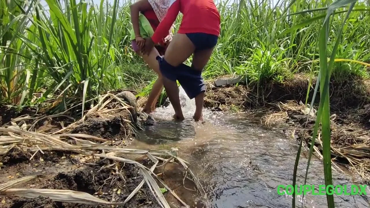 Komal Khuleaam Ganne Ke Khet Mein Apni Chut Dho Rahi Thi
