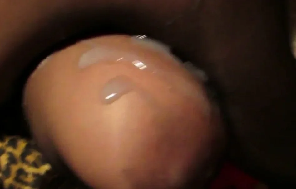 Cumming on crossed legs in tights