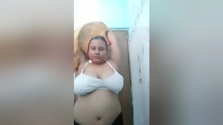 Today Exclusive- Desi Boud Showing Her Big Boobs