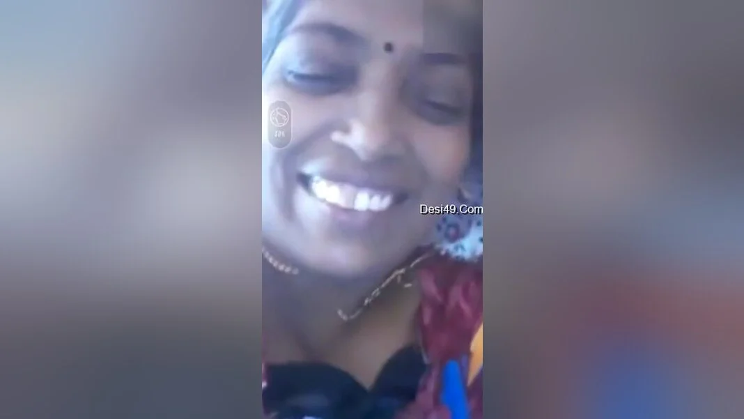Today Exclusive-mature Bhabhi Showing Her Boobs On Video Call 2