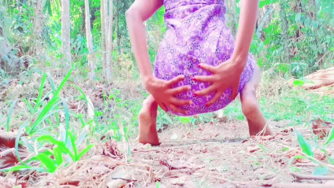 Sri Lankan In Crazy Lady Outdoor Pissing අල්ලපු ගෙදර පිස්සු අක්කා චූ දානවා