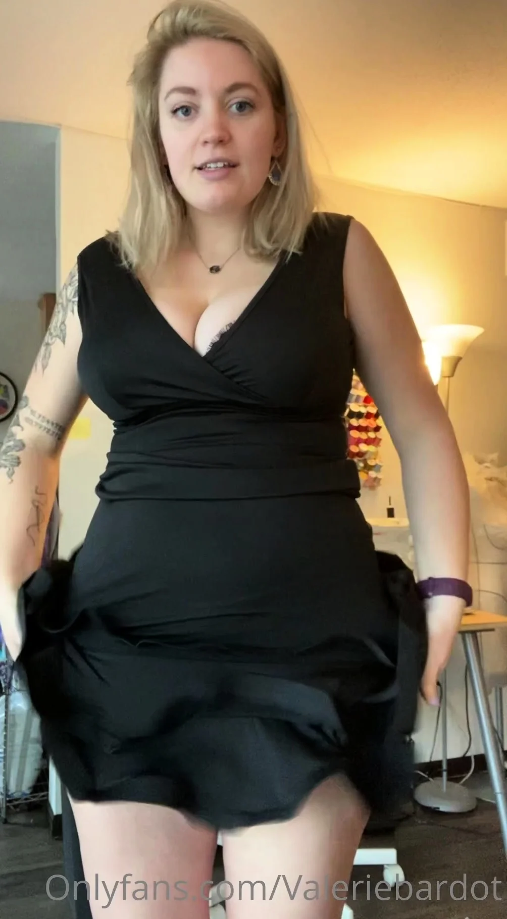 amateur blonde solo webcam