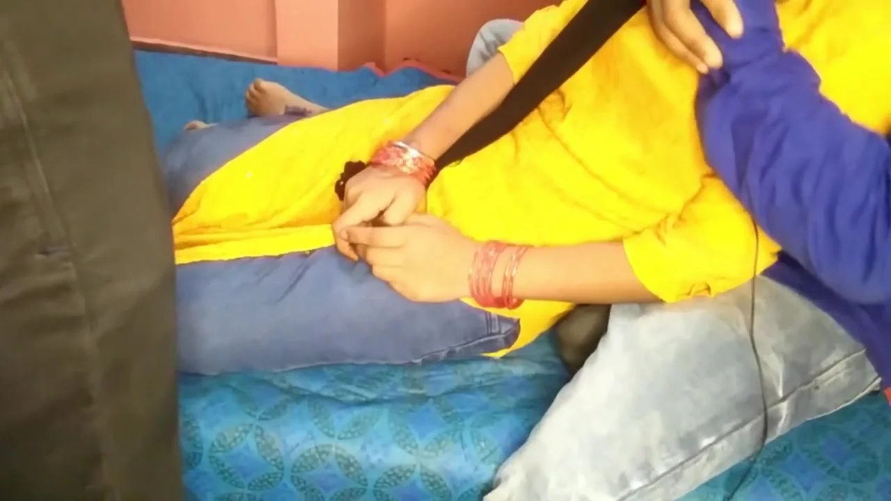 Cuckold Hubby Ne Apni Wife Ko Dost Se Chudaya, Indian First Mfm Threesome Hindi Porn