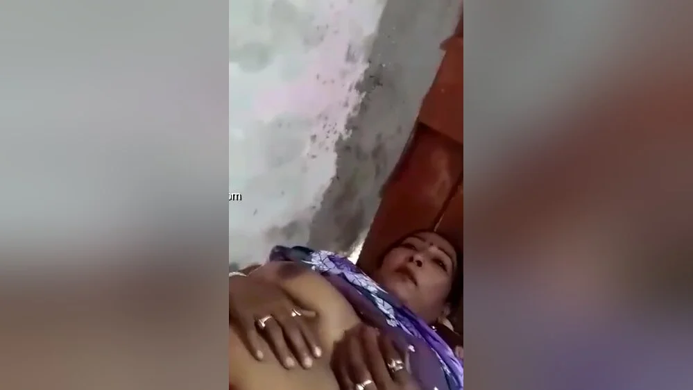 Today Exclusive- Desi Paid Randi Boobs Pressing