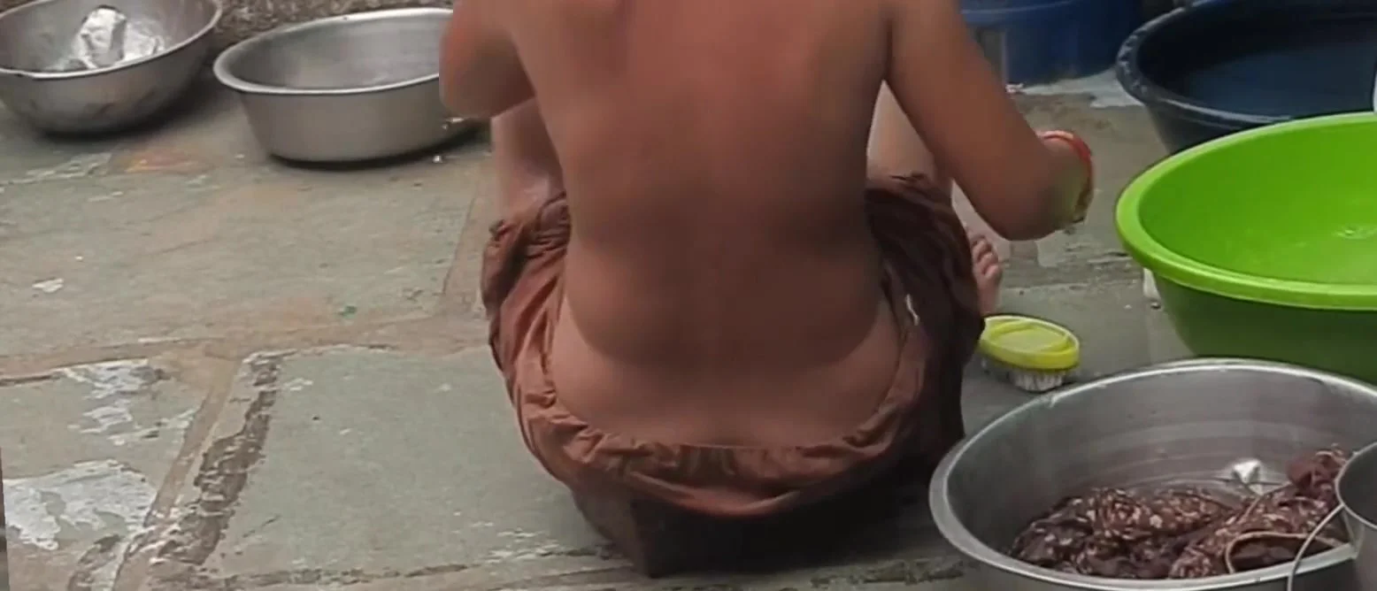 The Elder Stepsister-in-law Is Watching The Stepbrother-in-law In The Open Bathroom After Going Home Naked After Walking In The Open Forest