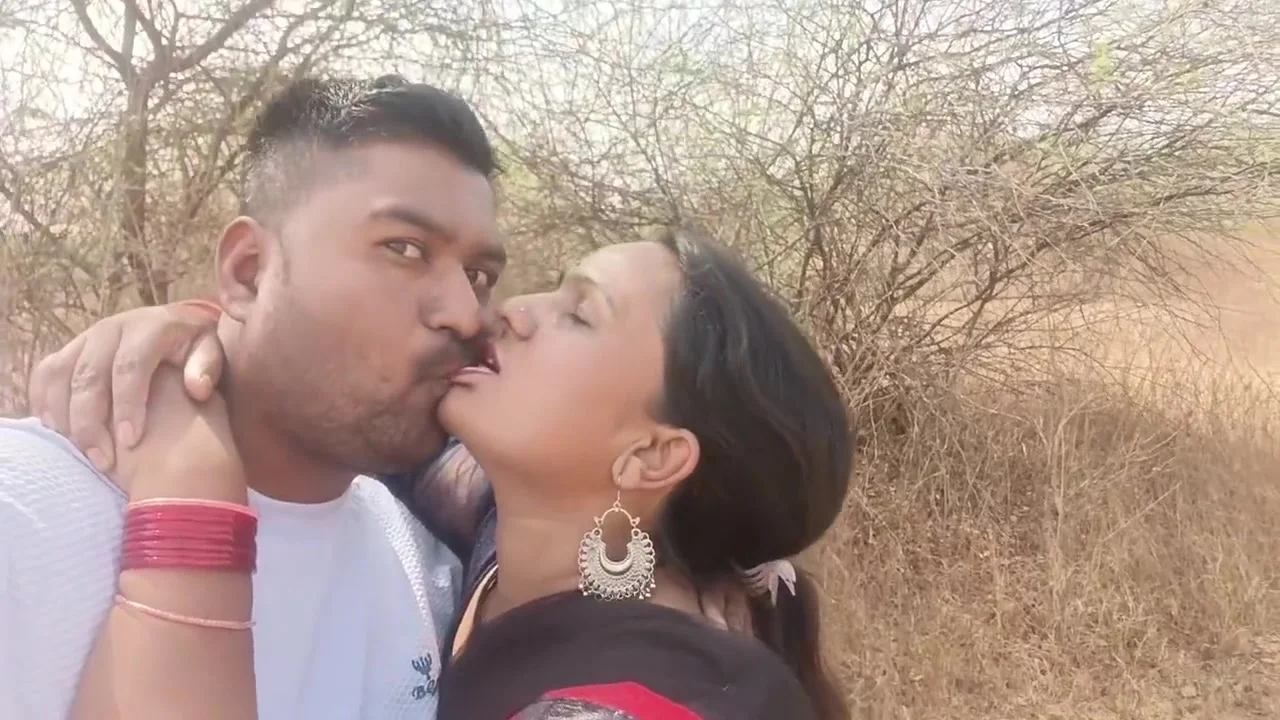 Desi Indian Marathi Kavita Bhabhi Fuck With Tatya Boyfriend In Jungle , Riding On Dick Like Whore , Give Good Job In Saree
