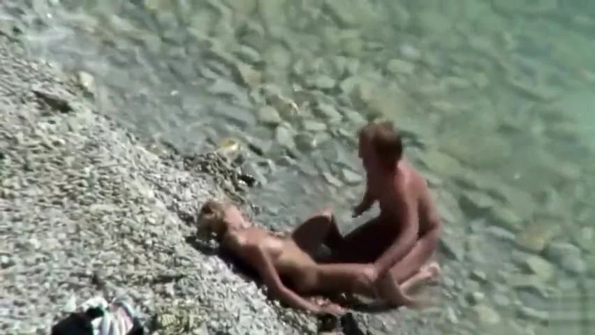 Fast humping for the girlfriend's pussy on the beach
